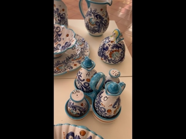 Nuestros platos, bandejas, jarras en cerámica hecha a mano, decoración SOFIA todo hecho en Italia.