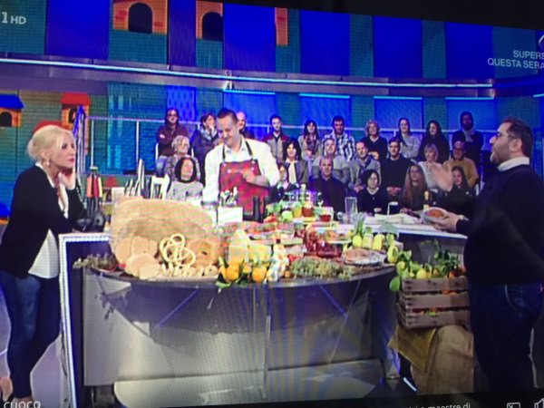 The splendid Vietri potteries are used also on TV at the 'Prova del Cuoco' conducted by Antonella Clerici.