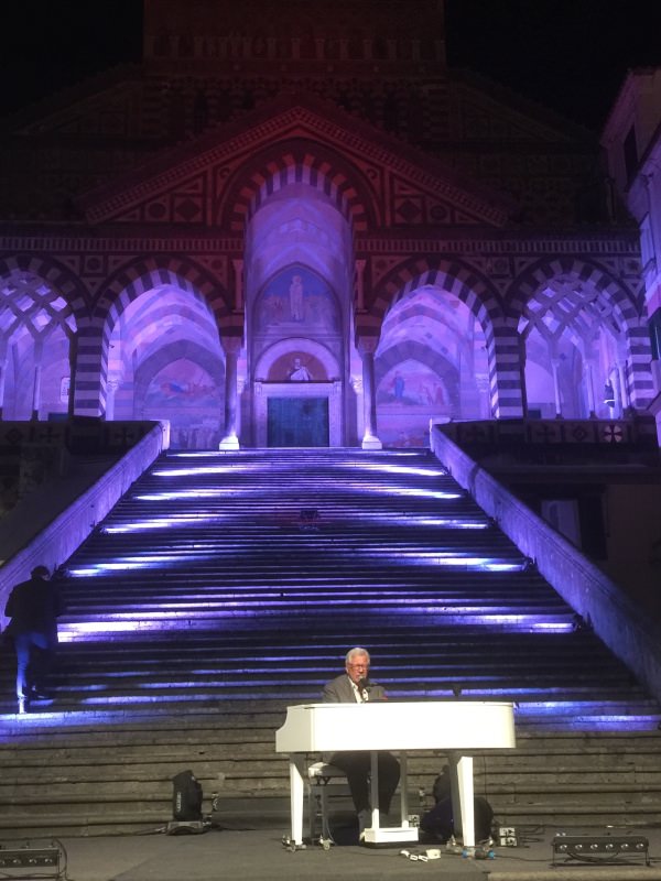 Eccellenze Campane premiate da Raffaella Fico ad Amalfi con una creazione dei nostri Maestri Ceramisti Marino e Umberto D'Arienzo