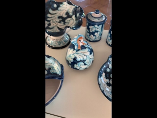 Nuestra cerámica Vietri hecha a mano, nuestra decoración de fondo azul barroco.