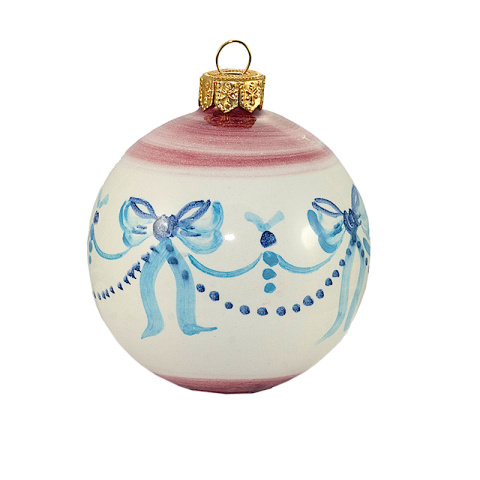Christbaumkugel rund dekoriert mit blauen Schleife