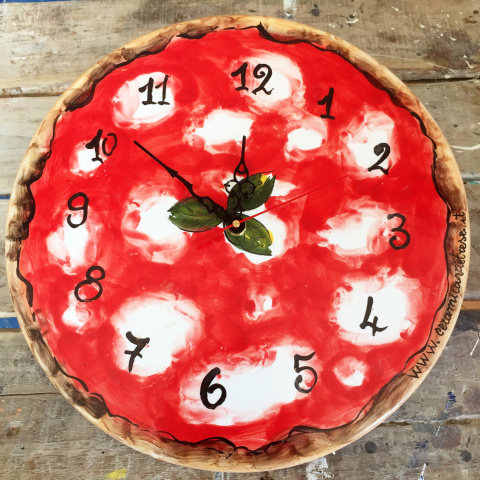 Pizza Watch - Orologio tondo da parete in ceramica di Vietri decorato come una Pizza Margherita