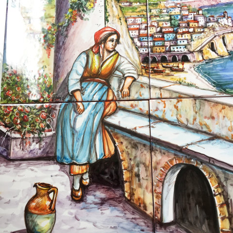Pannello Murale decoro Donna su Panchina ad Amalfi - in maioliche dipinte a mano