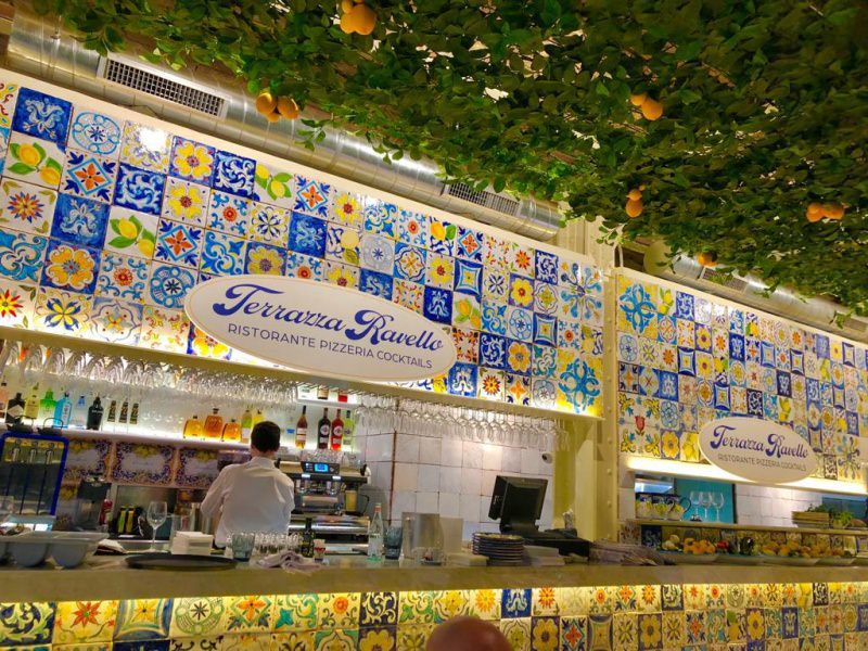 Terrazza Ravello restaurant in Barcelona: the counter decorated with traditional Vietri ceramic tiles