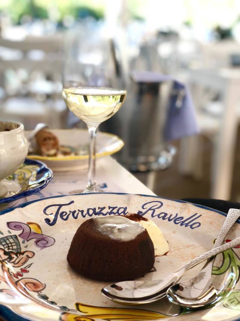 Restaurante Terrazza Ravello en Barcelona: Tartaleta de chocolate caliente en plato de cerámica Vietri