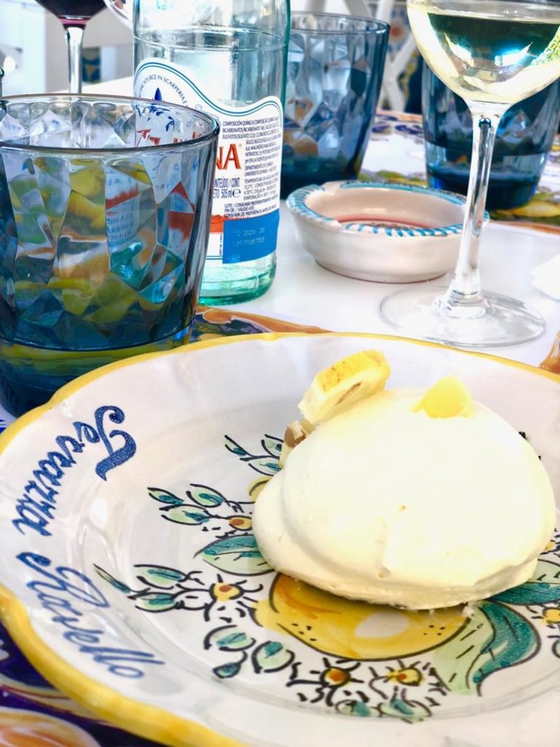 Restaurante Terrazza Ravello en Barcelona: Lemon Delight en un plato de cerámica vietnamita con decoración de limones