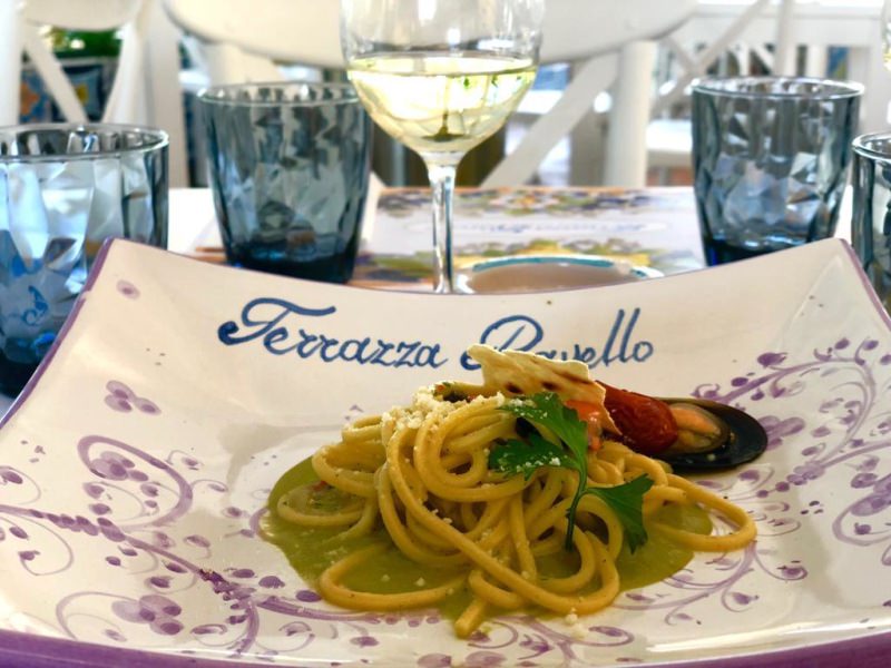 Restaurante Terrazza Ravello en Barcelona: espagueti con mejillones en plato cuadrado de cerámica Vietri con decoración de Sofía