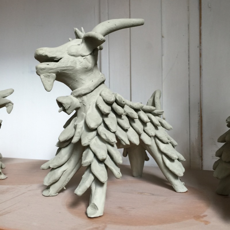 Cabras completamente hechas a mano por nuestros maestros de cerámica vietnamitas