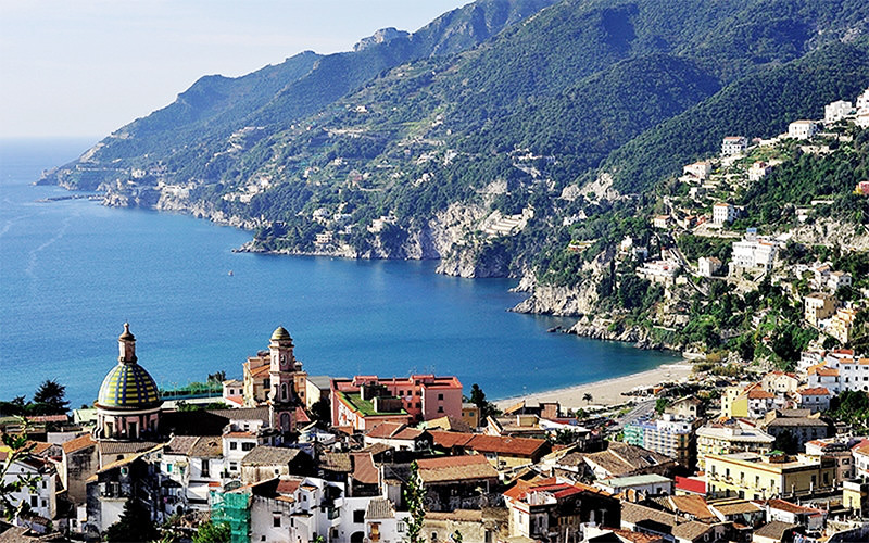 Una hermosa vista de la ciudad de Vietri y la costa de Amalfi
