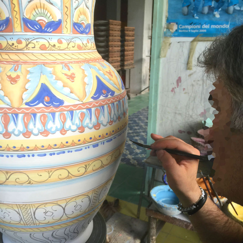 Nuestro Maestro para trabajar , mientras que la decoración de un frasco de acuerdo con ' las antiguas tradiciones de Vietri