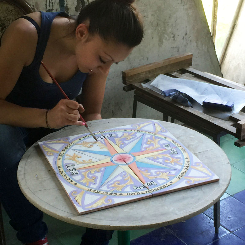 azulejos de cerámica de Vietri durante el decorado a mano - Rosa Dei Venti