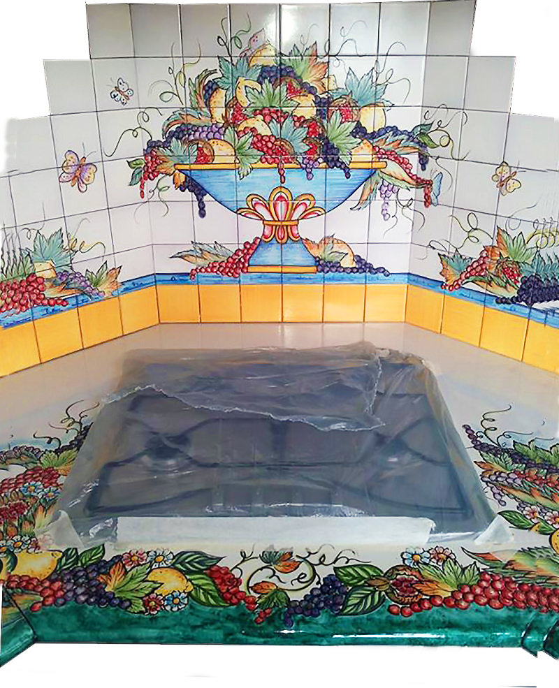 Realización de una cocina integrada de piano en piedra de lava CERAMIZZATO   azulejos de cerámica de Vietri todo hecho y pintado a mano por nuestros maestros alfareros