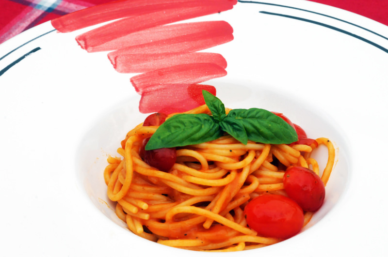 Nuovo Piatto Fondo dal Design Gourmet a falda Larga colore rosso con Pasta