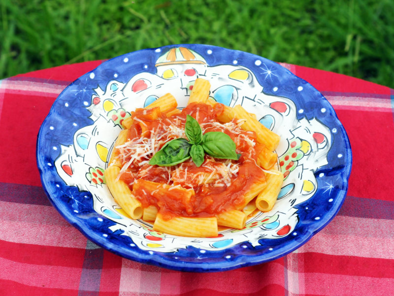 Pasta con tomate servido en nuestra placa de cerámica Vietri con decoración Casette azul