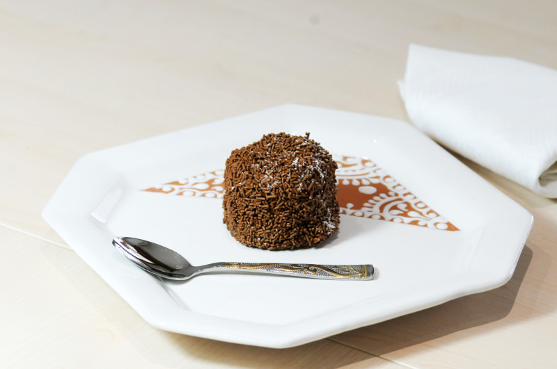 Un dolce al cioccolato servito nell'elegante piatto decoro merletto di ceramicavietrese.it