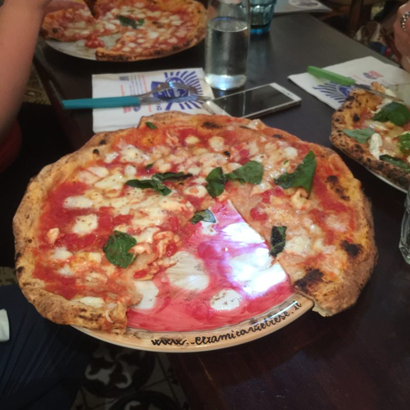 Nuestro plato de pizza 'PizzaPiatto ®' con decoración Margherita Pizza