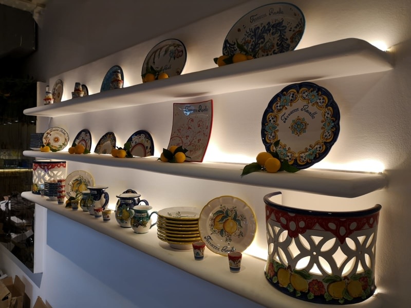 Display of our CeramicaVietrese.it dishes at the Terrazza Ravello restaurant in Barcelona