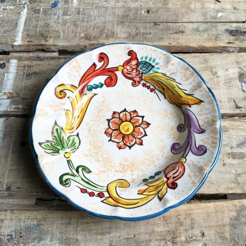 Assiettes de style Vietri à décor baroque éponge